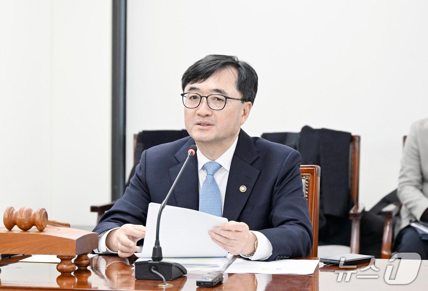 본문 이미지 - 임기근 기획예산처 장관 직무대행 차관이 10일 오후 서울 중구 한국방송광고진흥공사에서 열린 '제3차 재정사업평가위원회'를 주재, 모두발언을 하고 있다. (기획예산처 제공)