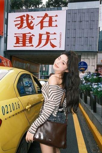 본문 이미지 - '워짜이 충칭' 앞에서 인증샷(마이리얼트립 제공)