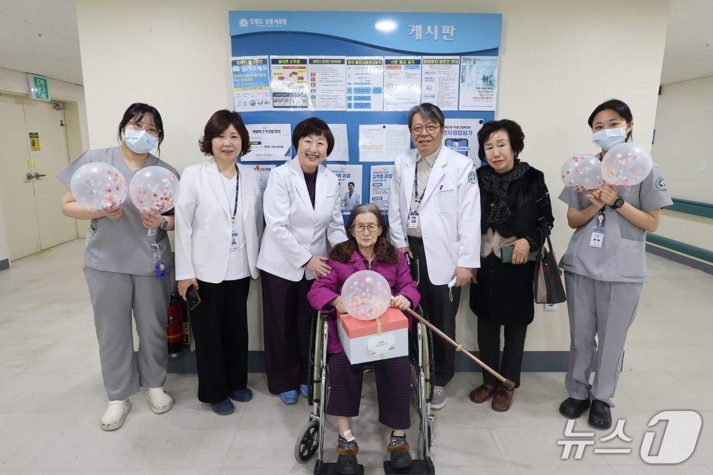 본문 이미지 - 강원도 강릉의료원 관계자들이 담낭절제술을 받고 퇴원하는 99세 어르신과 기념 촬영을 하고 있다. (의료원 제공, 재판매 및 DB 금지) 2026.3.10/뉴스1