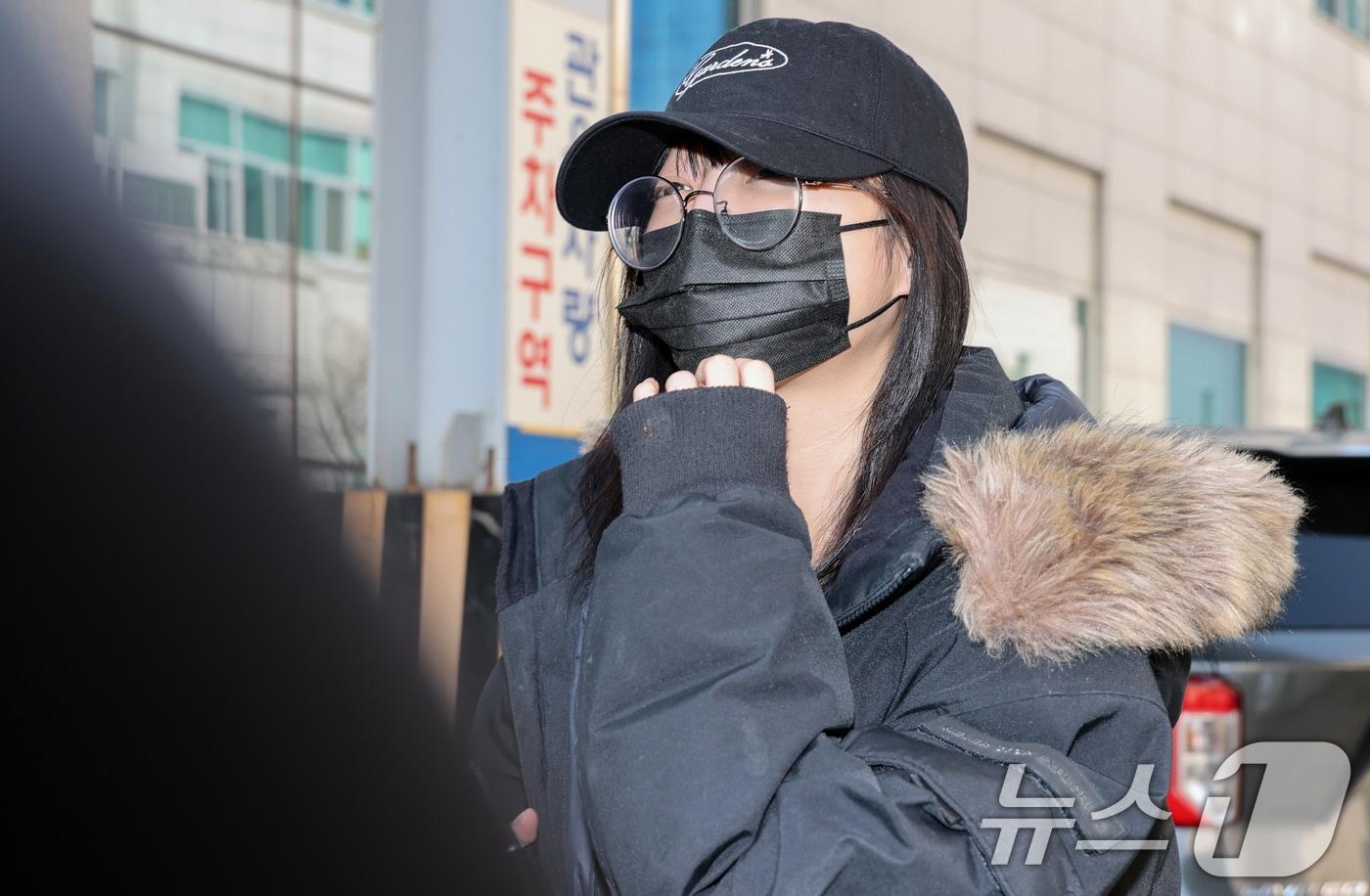 본문 이미지 - 유튜버 쯔양(본명 박정원)이 10일 대전 서구 대전둔산경찰서에 피고소인 신분으로 조사를 마치고 취재진에 질문에 답하고 있다. 2026.3.10 ⓒ 뉴스1 김기태 기자