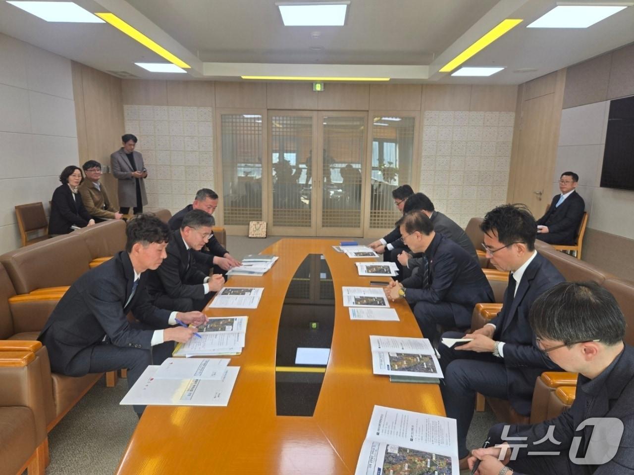 본문 이미지 - 정성주 김제시장이 9일 김윤덕 국토부장관을 만나 옛 김제공항 부지를 AI농업로봇 국가산단으로 조성해 줄 것을 요청했다.(김제시 제공. 재판매 및 DB 금지)