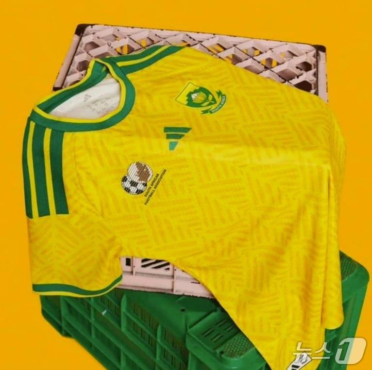 본문 이미지 - 남아프리카공화국의 새 유니폼(남아프리카공화국 축구협회 제공) 