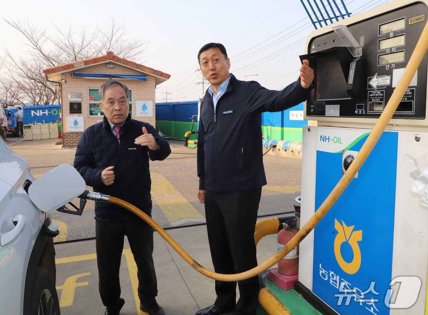 본문 이미지 - 정해웅 충남세종농협 본부장(오른쪽)이 10일 서산 대산농협주유소를 방문해 유가를 점검하고 있다. (충남세종농협 제공, 재판매 및 DB금지) / 뉴스1