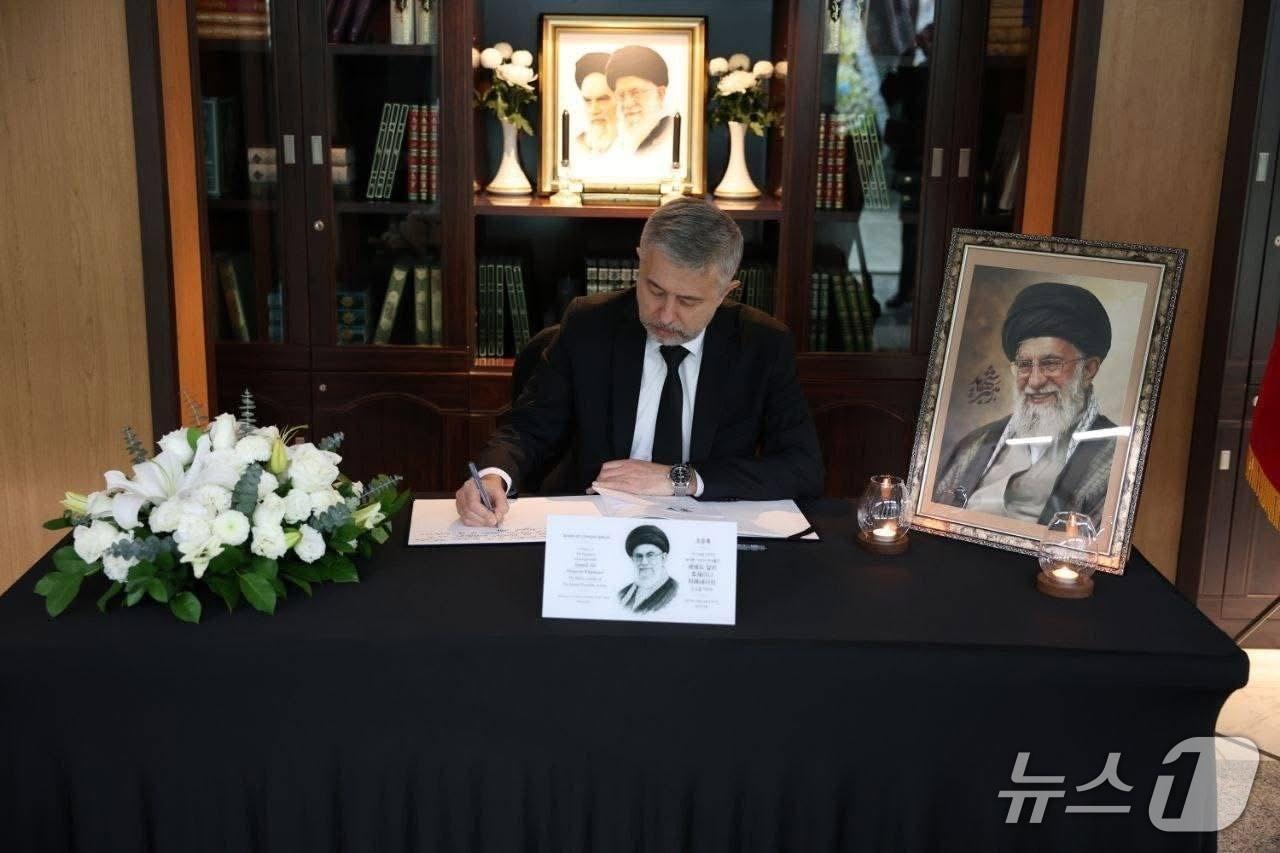 본문 이미지 - 10일 주한 이란대사관을 방문해 조의록을 작성 중인 게오르기 지노비예프 주한 러시아 대사.(주한 러시아 대사관 제공)