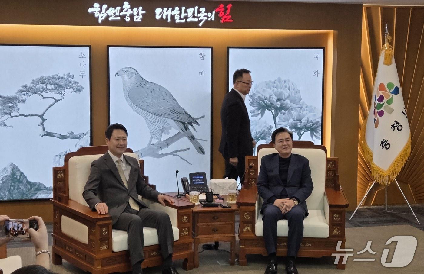 본문 이미지 - 장동혁 대표와 김태흠 지사(오른쪽)가 10일 도청 외부접견실에서 긴급 회동에 나서고 있다.2026.3.10/뉴스1