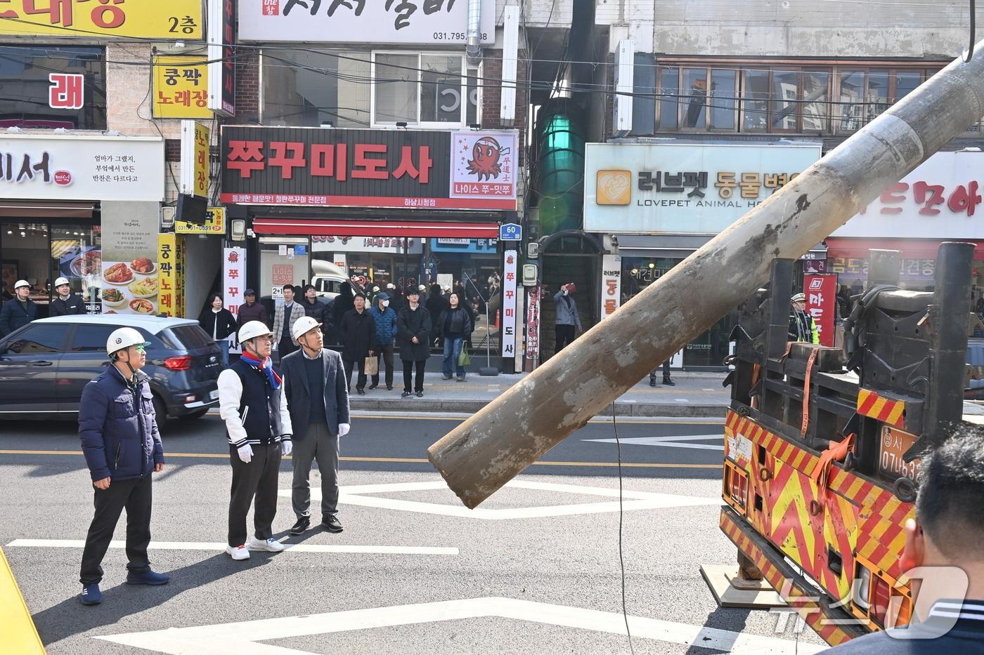 본문 이미지 - 10일 경기 하남시 신장전통시장 일대에서 전봇대가 철거되고 있다.(하남시 제공. 재판매 및 DB 금지)/뉴스1
