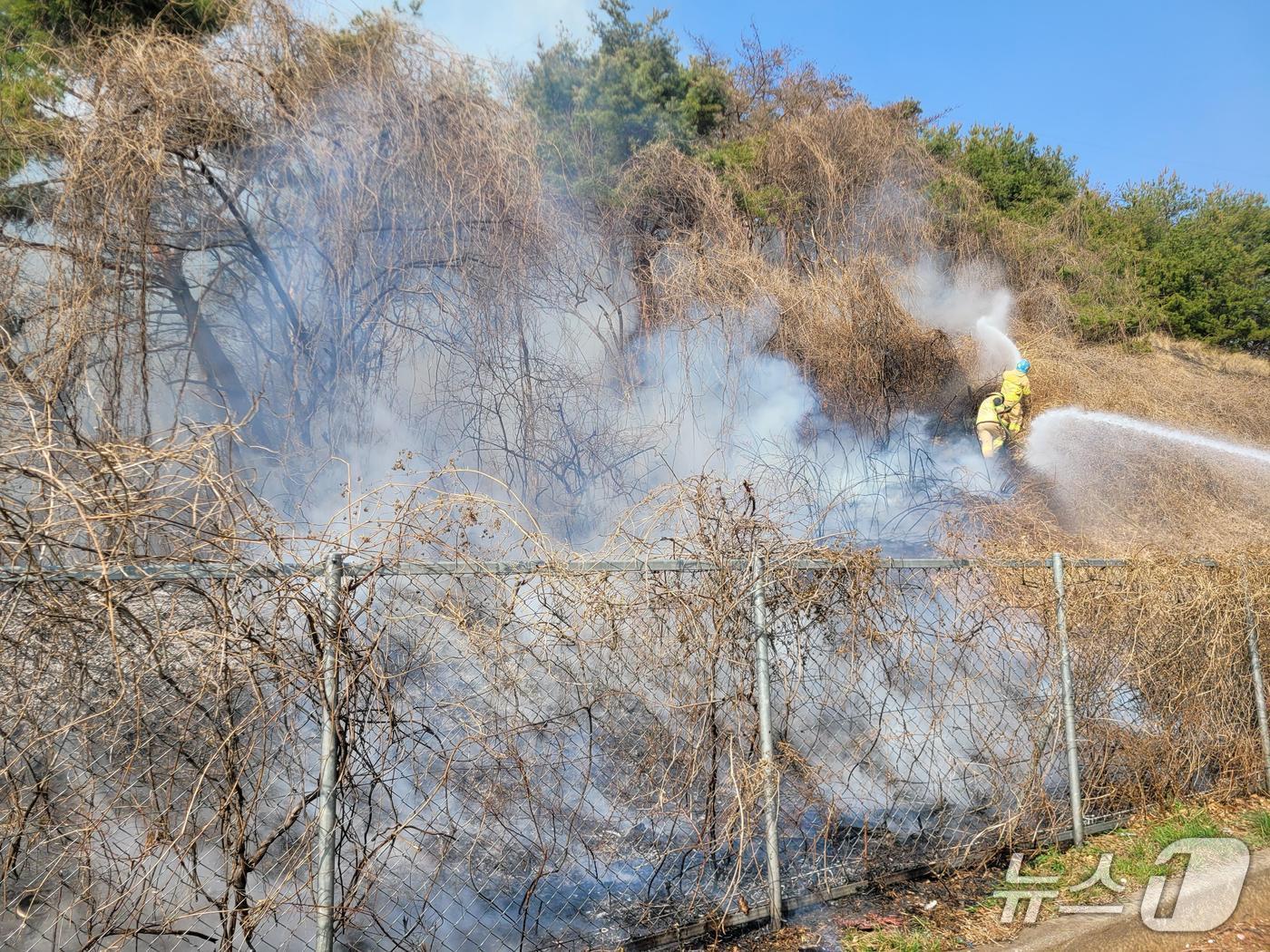 본문 이미지 - 화재 현장을 정리하고 있는 소방 대원들.(경남소방본부 제공. 재판매 및 DB금지)
