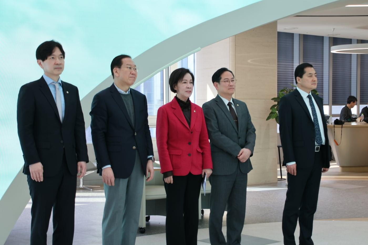 본문 이미지 - 국민의힘 국회 재정경제기획위원회 위원들이 10일 서울 중구 하나은행 본점 딜링룸을 방문했다. (국민의힘)  