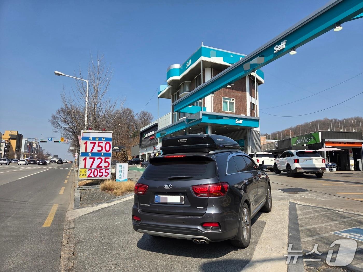 본문 이미지 - 지난 10일 오후 1시 30분께 전북 전주시 완산구의 한 주유소에 주유하려는 차량이 몰려들고 있다.2026.3.10/뉴스1 문채연 기