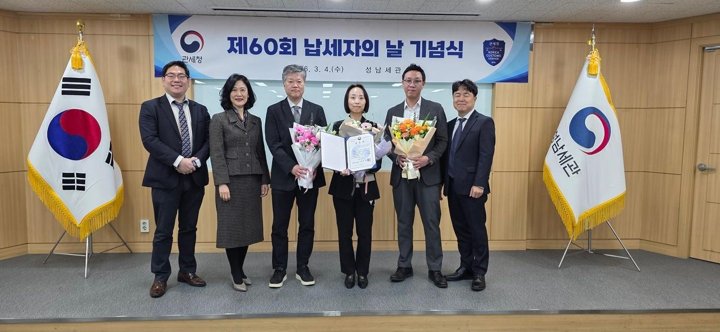 본문 이미지 - GE헬스케어의 한국지이초음파 유한회사가 세정협조자로 선정돼 재정경제부 장관 표창을 수상했다. (GE헬스케어 제공) 