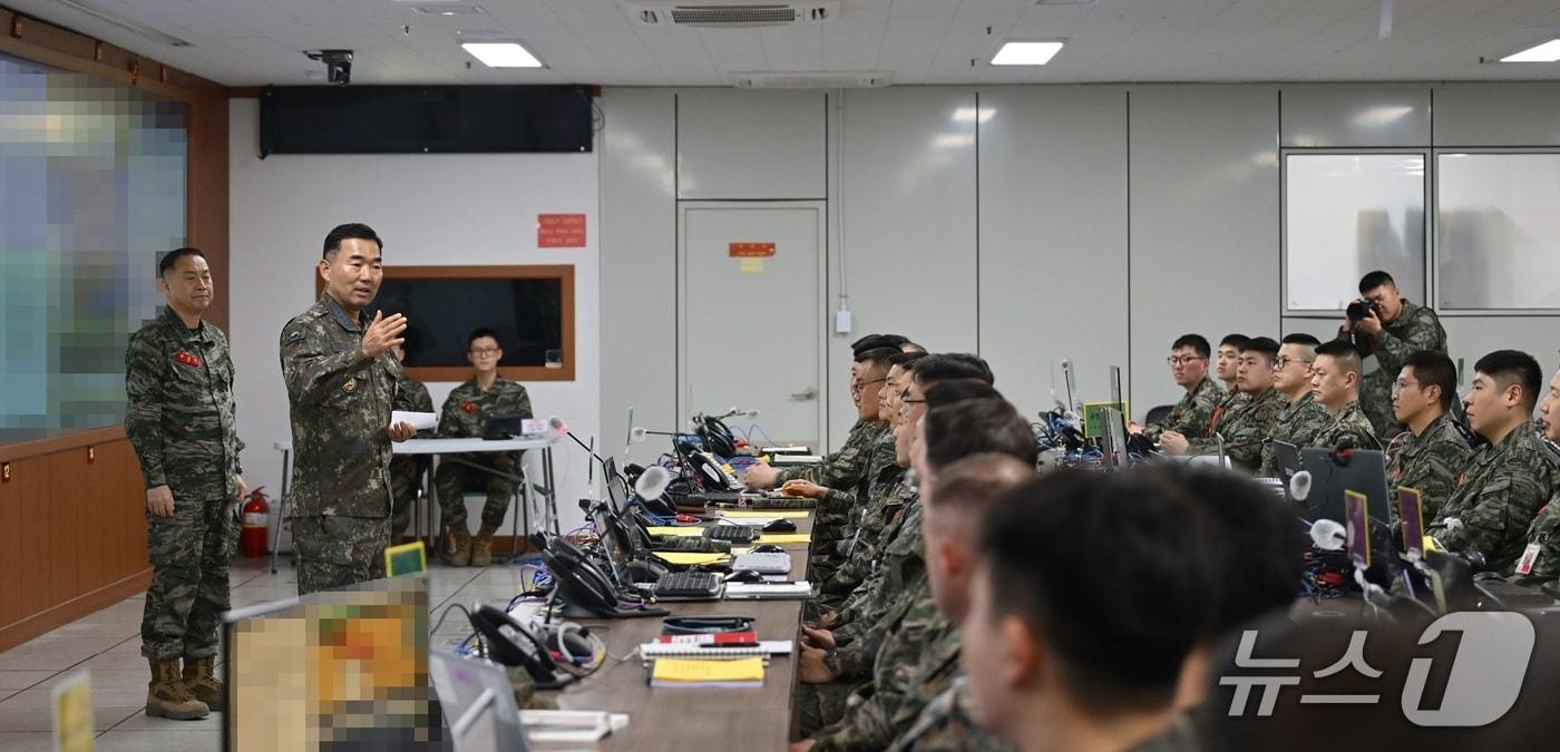 본문 이미지 - 10일 진영승 합참의장이 연해병사·서방사를 방문해 연합·합동 작전태세를 점검하고 장병들을 격려했다. (합동참모본부 제공)