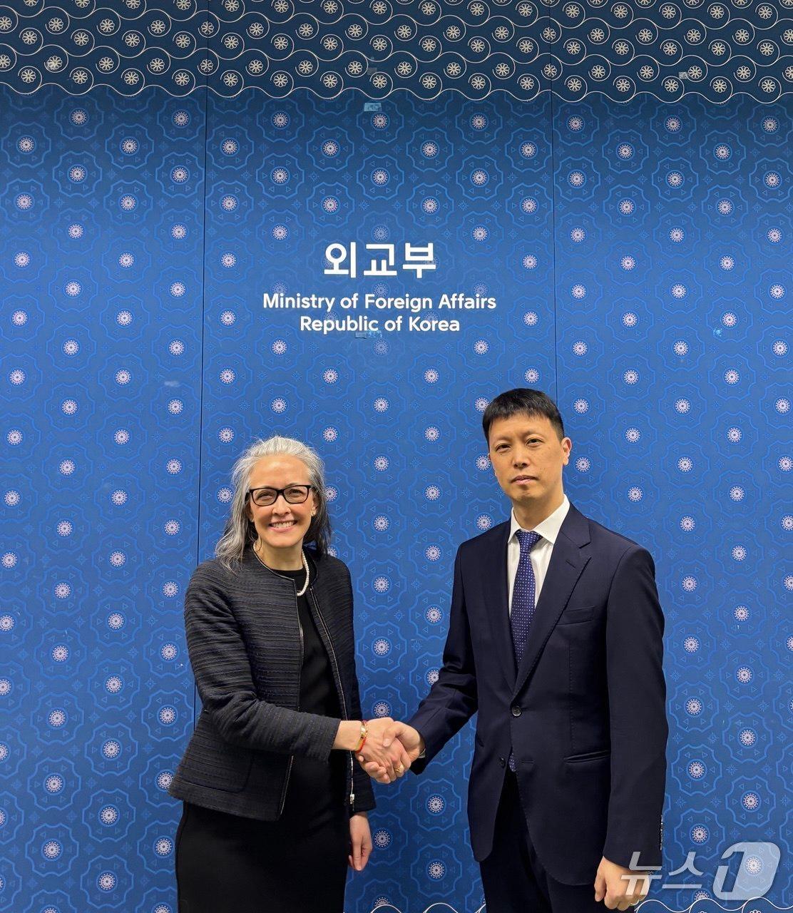 본문 이미지 - 외교부는 10일 서울 외교부 청사에서 제1차 한·캐나다 사이버정책협의회를 개최했다고 밝혔다. 우리 측에서는 윤종권 외교부 국제사이버협력대사가, 캐나다 측에서는 질리언 프로스트 외교부 사이버·핵심기술·민주 회복력 국장이 각각 수석대표로 참석했다.(외교부 제공).