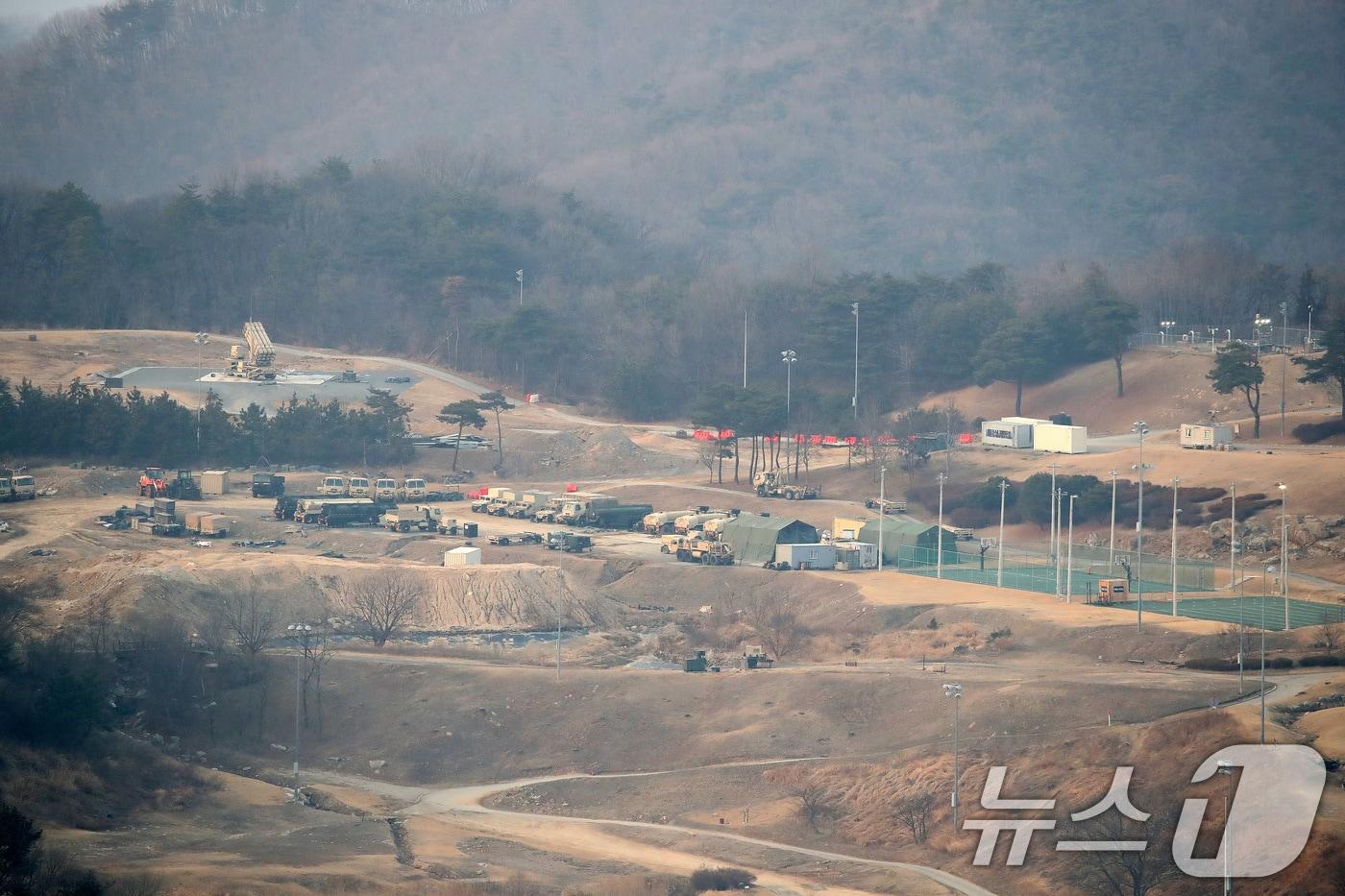 본문 이미지 - 미국 언론이 한국에 배치된 사드(THAAD·고고도 미사일 방어체계) 일부가 중동으로 이동 중이라는 보도가 나온 10일 오후 경북 성주군 주한미군 사드 기지 모습. 발사대가 하늘을 향해 세워진 채 기지에는 적막이 흐르고 있다. 2026.3.10 ⓒ 뉴스1 공정식 기자