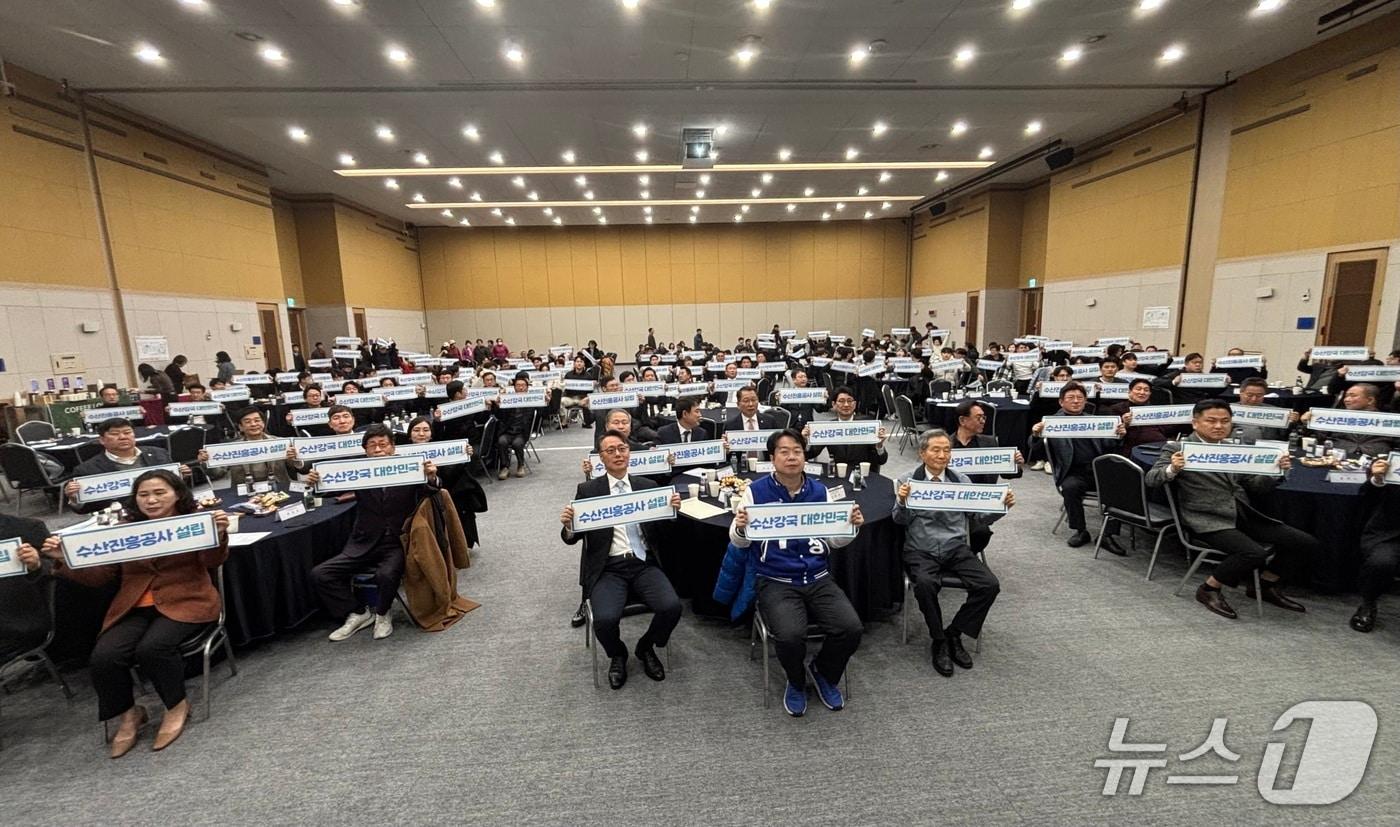 본문 이미지 - 10일 '수산진흥공사 설립추진 공동선언대회'에 참석한 사람들이 퍼포먼스를 하는 모습 2026.3.10 ⓒ 뉴스1 홍윤 기자