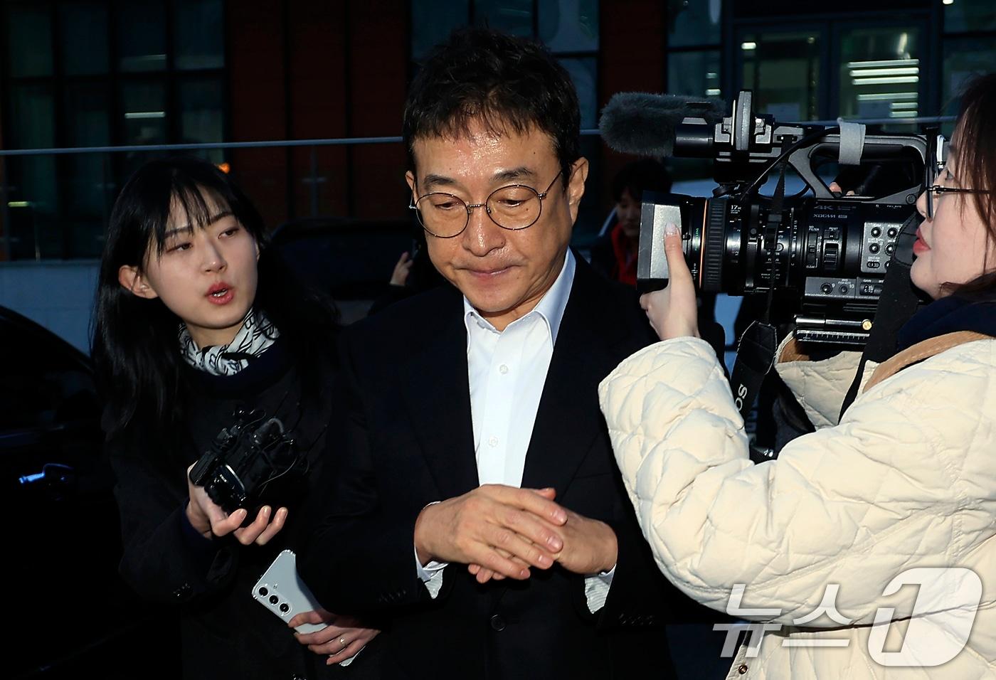 본문 이미지 - 음주운전을 시인한 배우 이재룡이 서울 강남경찰서 교통조사계에서 피의자 신분으로 조사를 받고 나와 차량으로 이동하고 있다. 2026.3.10 ⓒ 뉴스1 박정호 기자