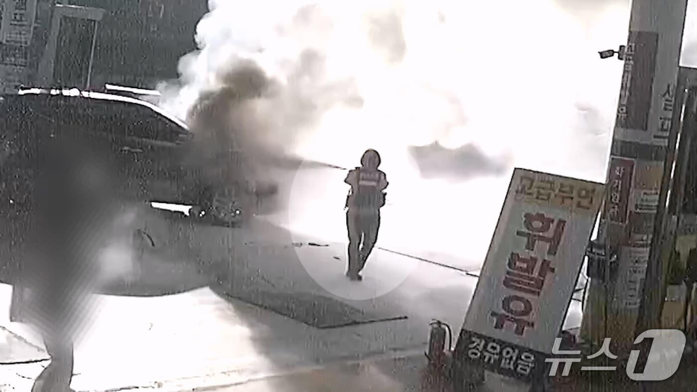 본문 이미지 - 화재진압모습.(충북경찰청 제공. 재판매 및 DB금지)