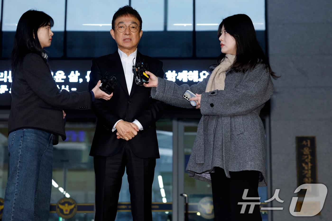 본문 이미지 - 음주운전을 시인한 배우 이재룡이 10일 오후 서울 강남경찰서 교통조사계에서 피의자 신분으로 조사를 받고 나와 입장을 표명하고 있다. 2026.3.10 ⓒ 뉴스1 박정호 기자