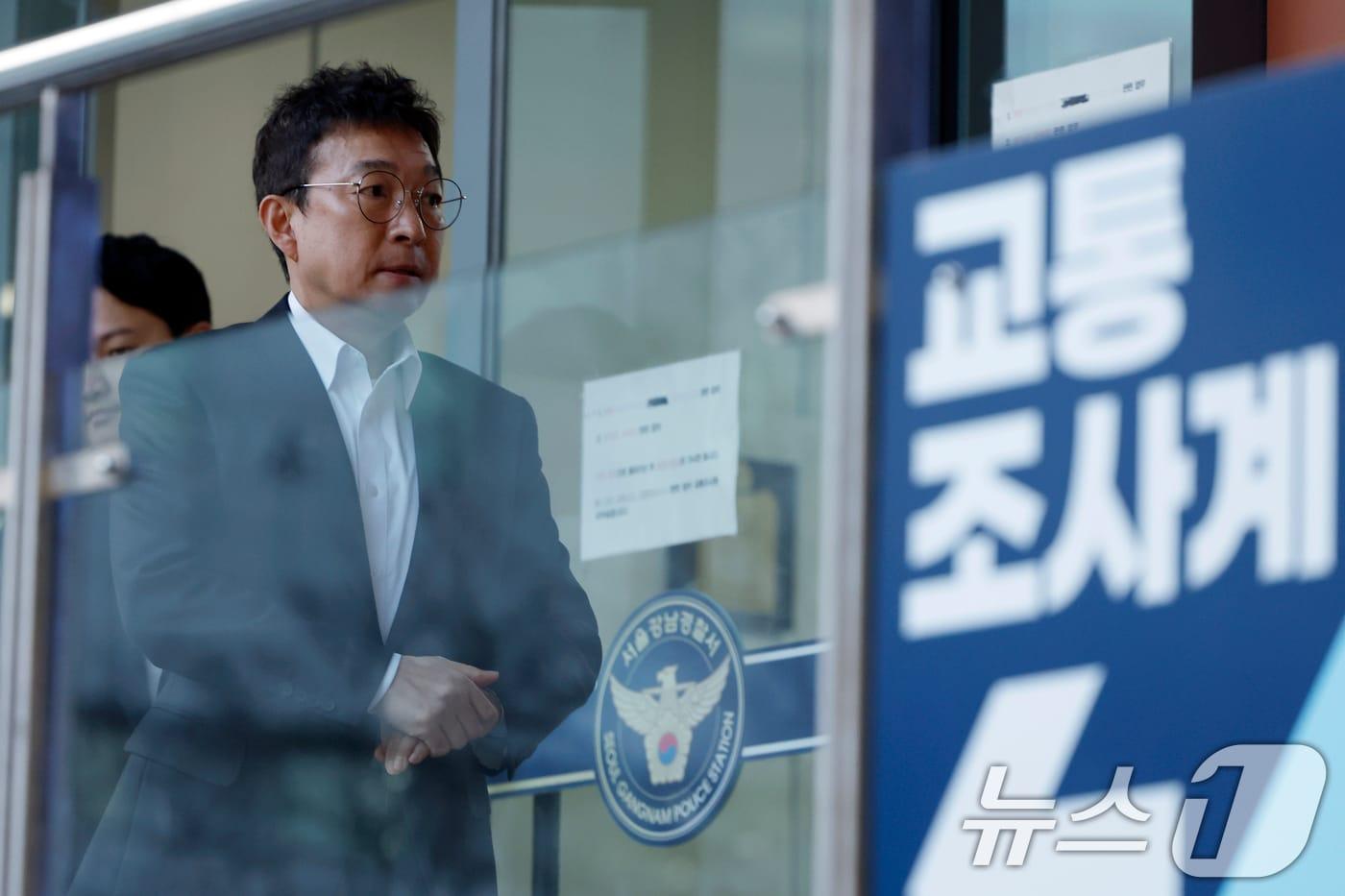 본문 이미지 - 음주운전을 시인한 배우 이재룡이 10일 오후 서울 강남경찰서 교통조사계에서 피의자 신분으로 조사를 받은 뒤 밖으로 나오고 있다.  2026.3.10 ⓒ 뉴스1 박정호 기자