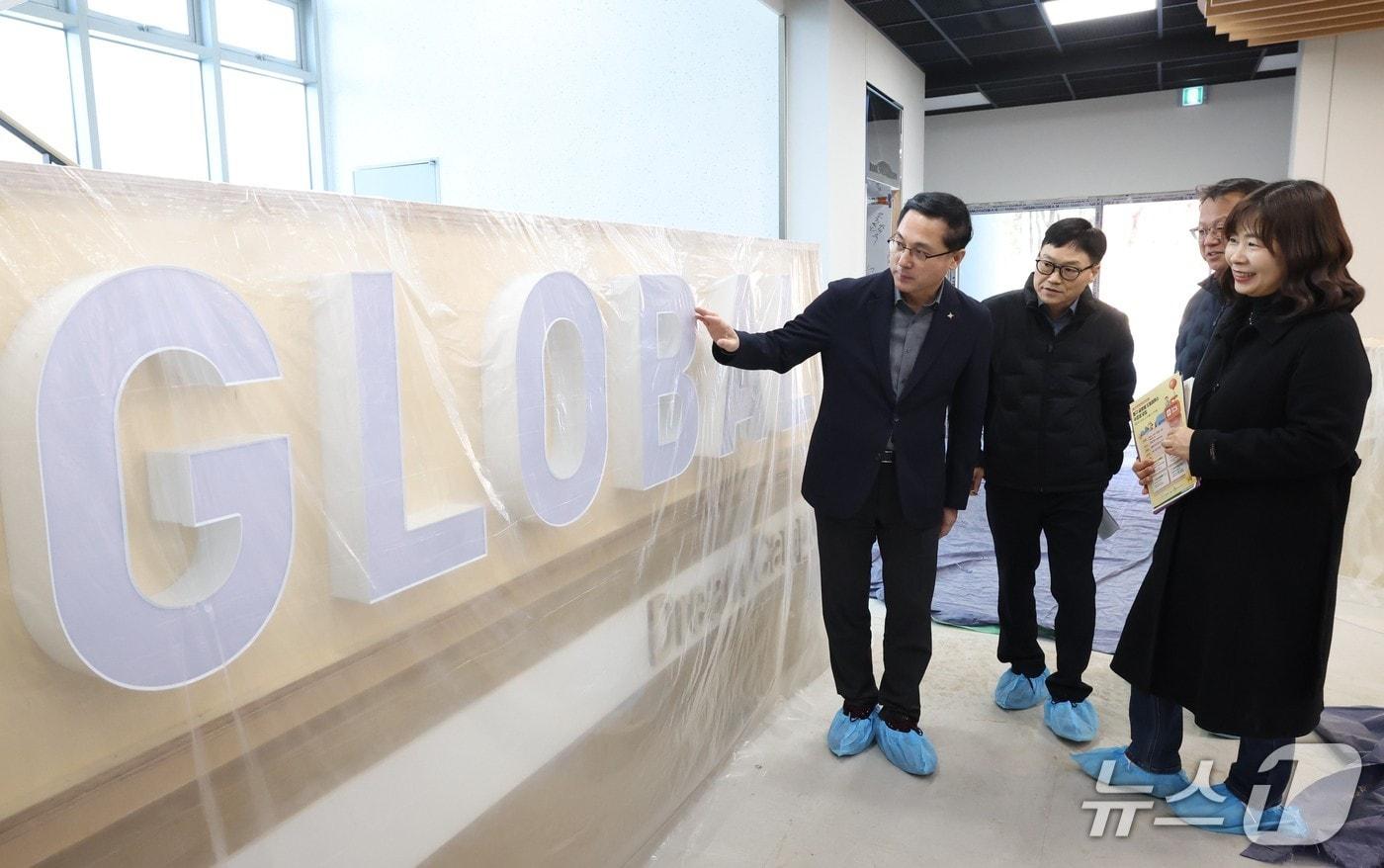 본문 이미지 - 박희조 동구청장이 글로벌 드림캠퍼스를 점검하고 있다.(동구 제공. 재판매 및 DB금지)/뉴스1