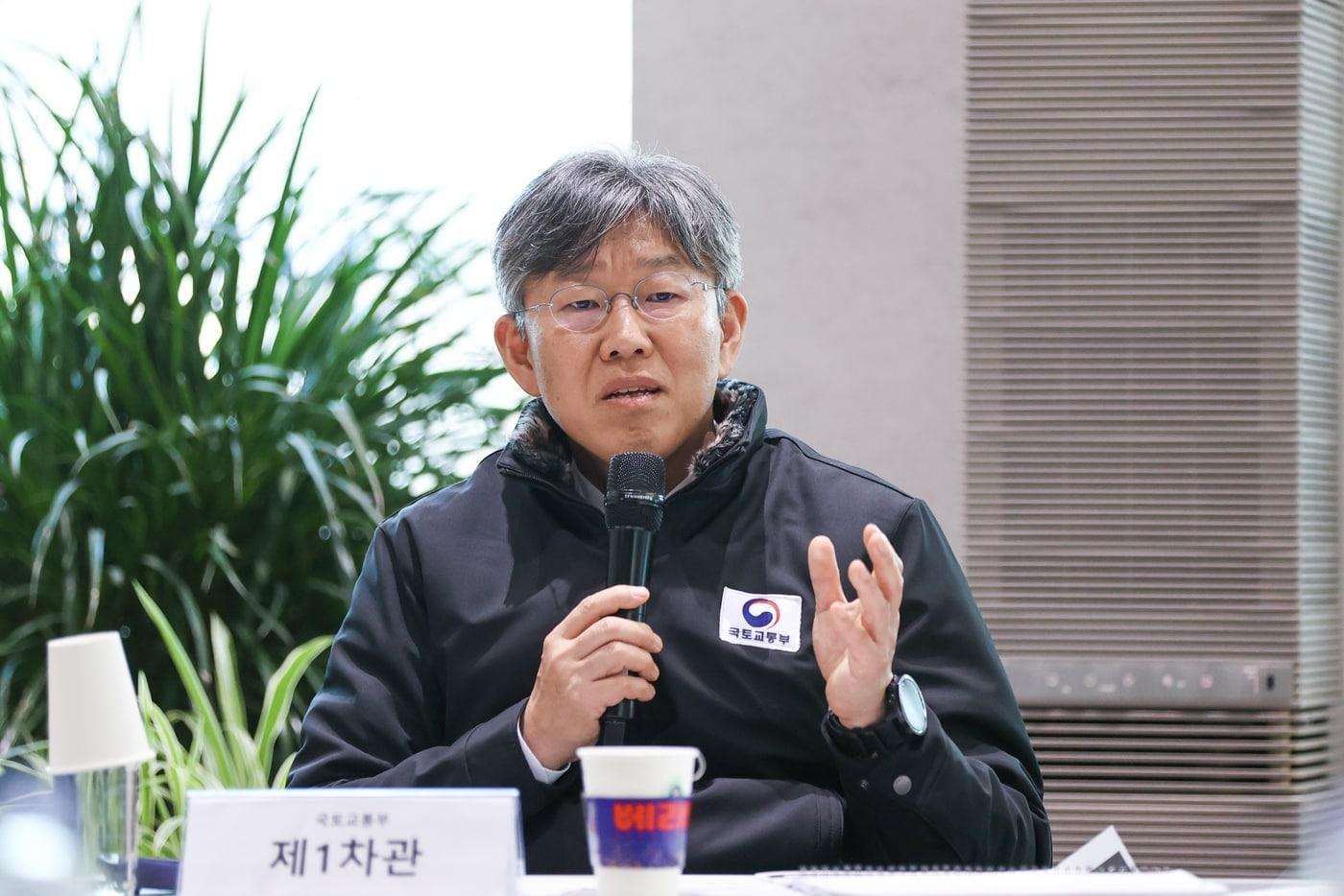 본문 이미지 - 김이탁 국토교통부 1차관이 10일 서울 AI허브에서 열린 '제1회 국토교통 AI 릴레이 간담회'를 주재하고 있다(국토교통부 제공).ⓒ 뉴스1