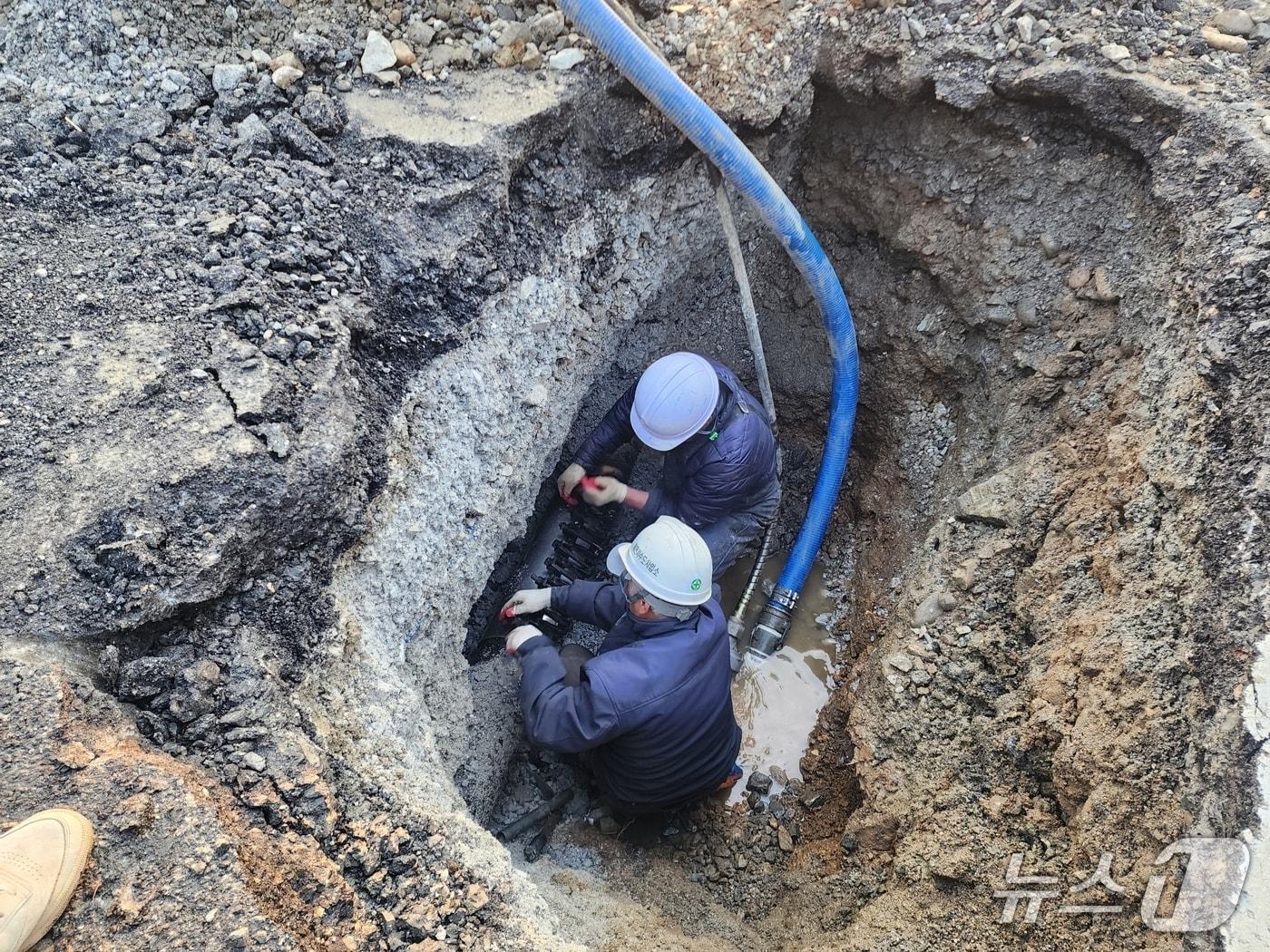 본문 이미지 - 제천시가 상수도관이 파열되자, 응급 복구에 나섰다.(제천시 제공. 재판매 및 DB금지) 