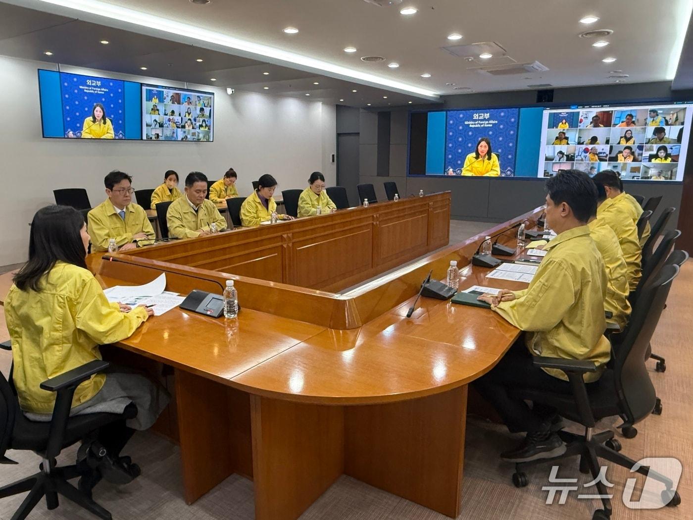 본문 이미지 - 외교부는 중동 지역 긴장이 지속되는 가운데 현지 상황을 점검하고 우리 국민 보호 방안을 논의하기 위해 10일 김진아 외교부 2차관 주재로 재외국민보호대책본부 회의를 개최했다고 밝혔다.(외교부 제공).