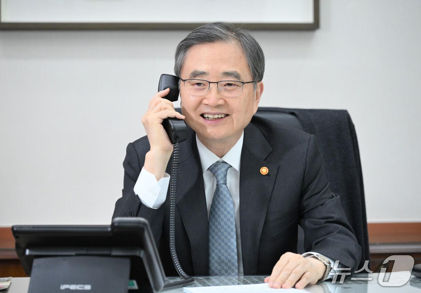 본문 이미지 -  조현 외교부 장관은 10일 레 화이 쭝 베트남 외교부 장관과 전화 통화를 갖고 양국 관계 발전 방안과 중동 정세 등에 대해 논의했다.(외교부 제공).