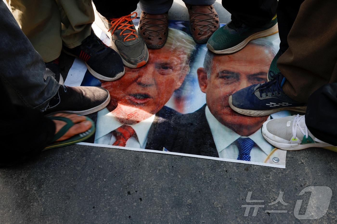 본문 이미지 - 인도령 카슈미르 지역 무슬림들의 반미·이스라엘 시위. 2026.03.06 ⓒ 로이터=뉴스1