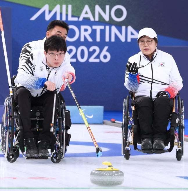 본문 이미지 -  한국 휠체어컬링 혼성 팀(대한장애인체육회 제공)