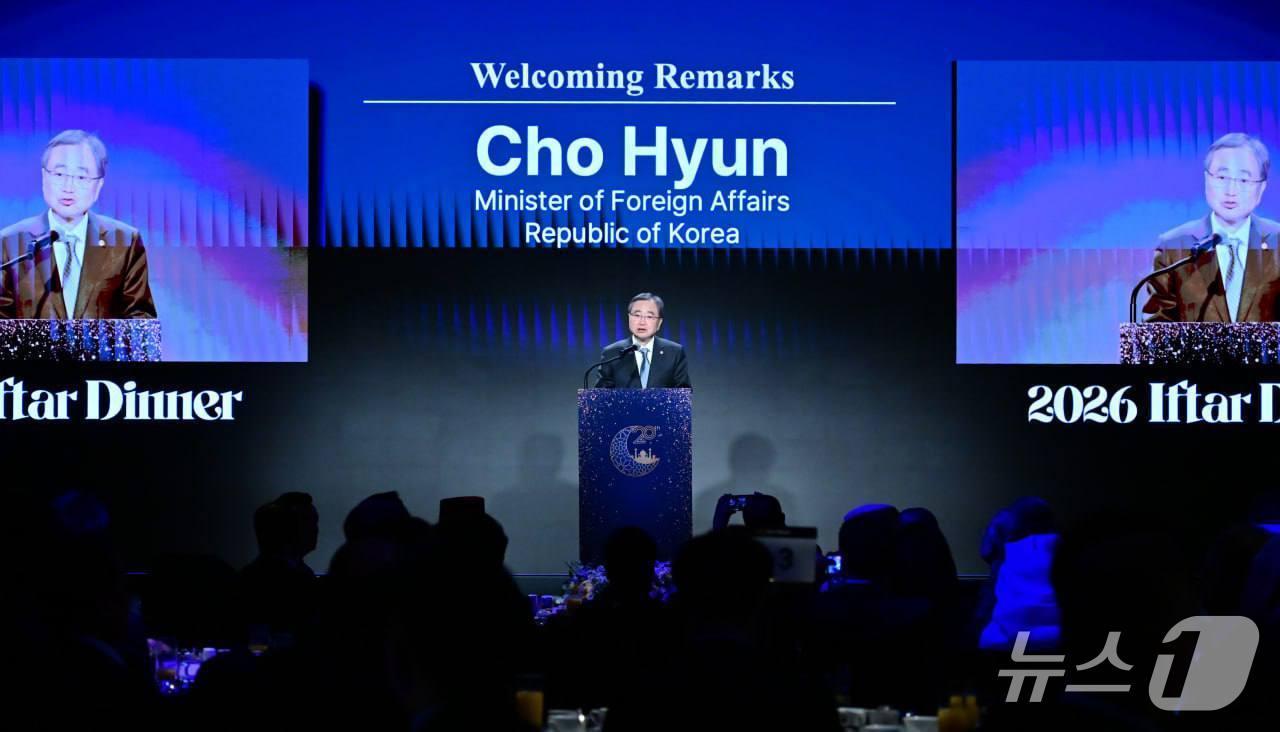 본문 이미지 - 조현 외교부 장관이 10일 이슬람의 성월인 라마단을 맞아 이슬람협력기구(OIC) 회원국 외교단을 초청해 이프타르 만찬을 열고 중동 지역의 평화와 안정 회복을 기원했다.(외교부 제공).