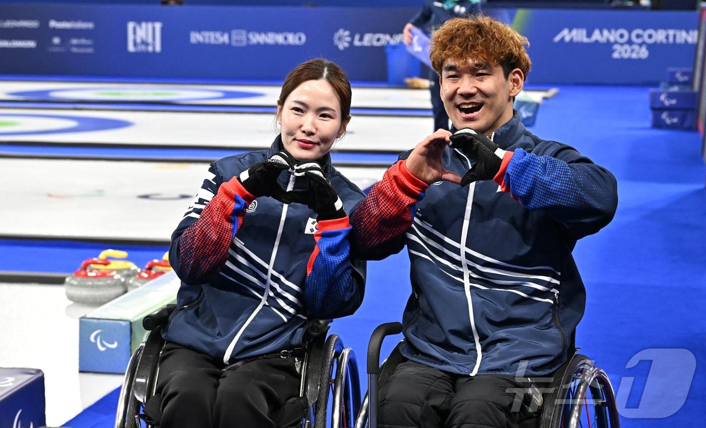 본문 이미지 - 동계 페럴림픽에서 은메달을 획득한 휠체어컬링 백혜진(왼쪽)과 이용석ⓒ 뉴스1 사진공동취재단