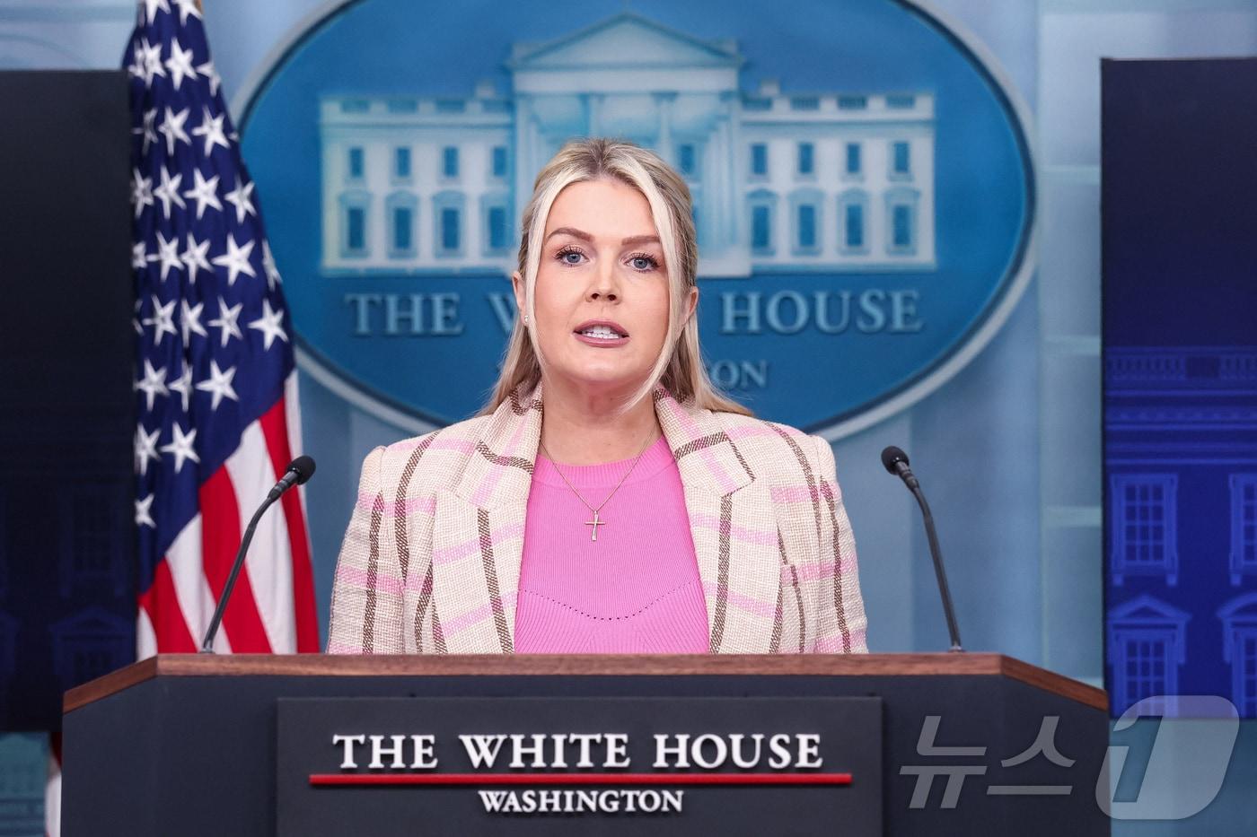본문 이미지 - 캐롤라인 레빗 백악관 대변인이 10일(현지시간) 워싱턴DC 백악관에서 정례 브리핑을 진행하고 있다. 2026.03.10. ⓒ 로이터=뉴스1