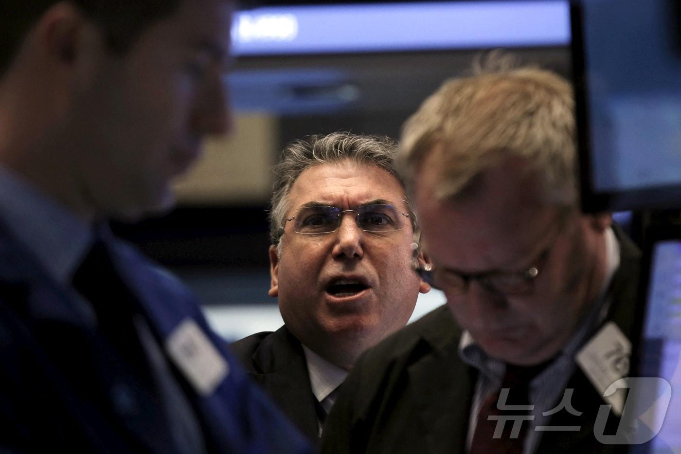 본문 이미지 - 뉴욕증권거래소 트레이더 ⓒ 로이터=뉴스1