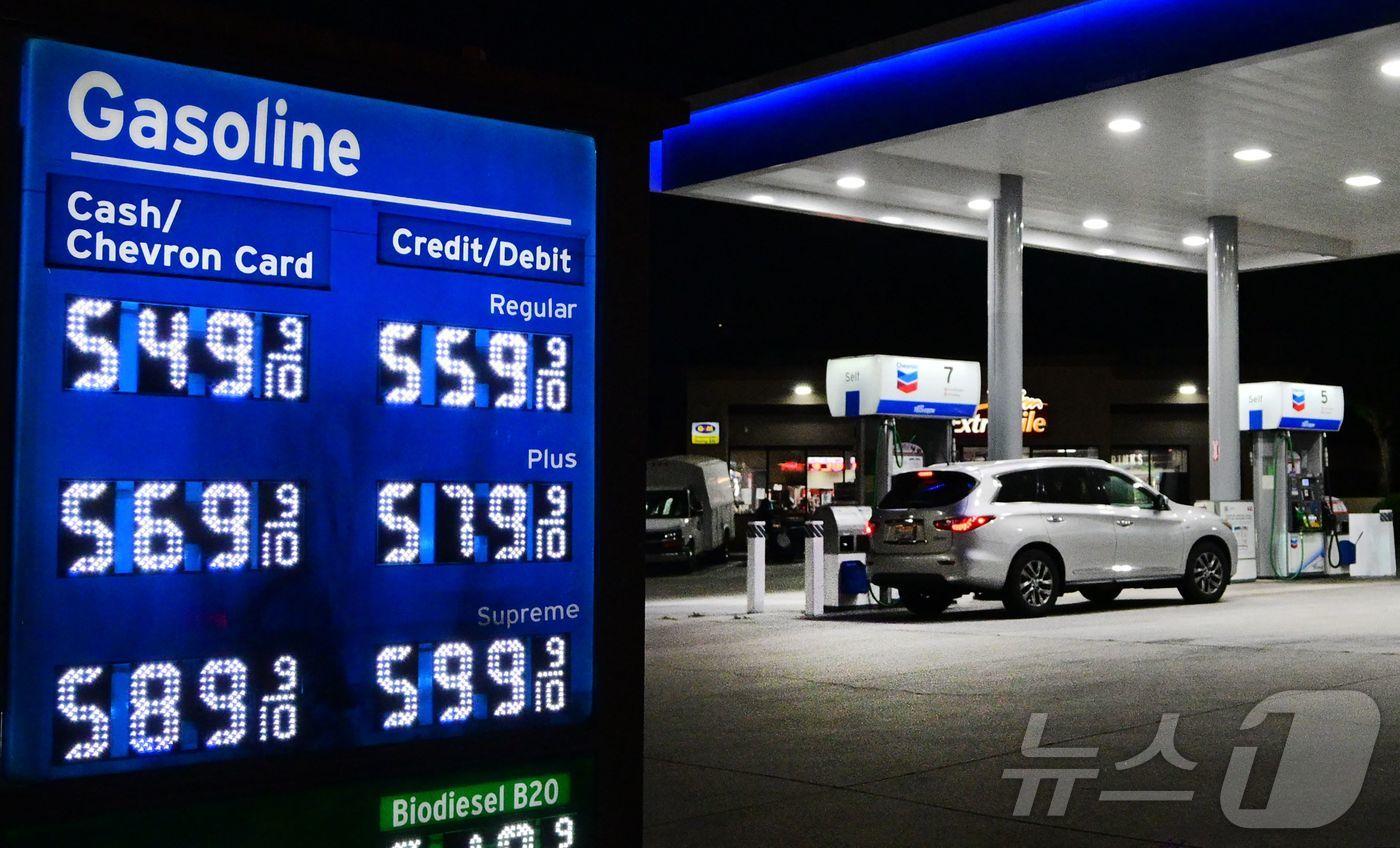본문 이미지 - 미국 로스앤젤레스의 한 주유소/ 2026.3.9 ⓒ AFP=뉴스1