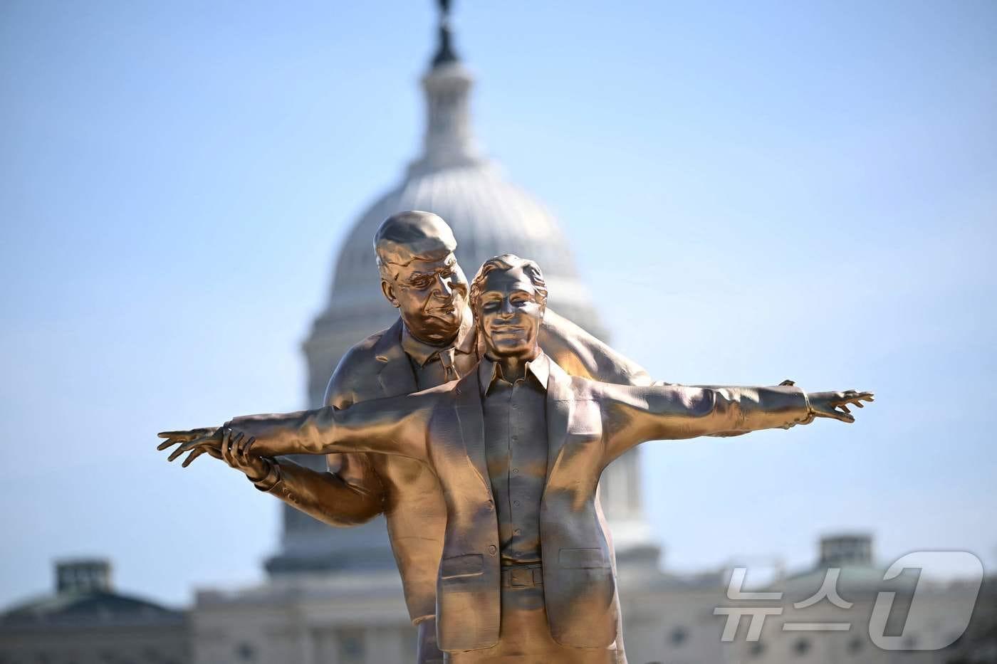 본문 이미지 - 도널드 트럼프 미국 대통령과 억만장자 성범죄자 제프리 엡스타인의 동상이 10일(현지시간) 워싱턴DC 미국 국회의사당 앞에 세워져 있다. 2026.3.10 ⓒ AFP=뉴스1