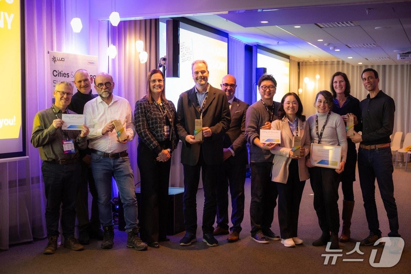 본문 이미지 - 지난달 26일 열린 2026년 제3회 도시 및 조명 어워드에서 수상자들이 기념촬영을 하고 있다.(출처: Kota Collective – LUCI Cities & Lighting Summit Oulu 2026. 재판매 및 DB 금지)