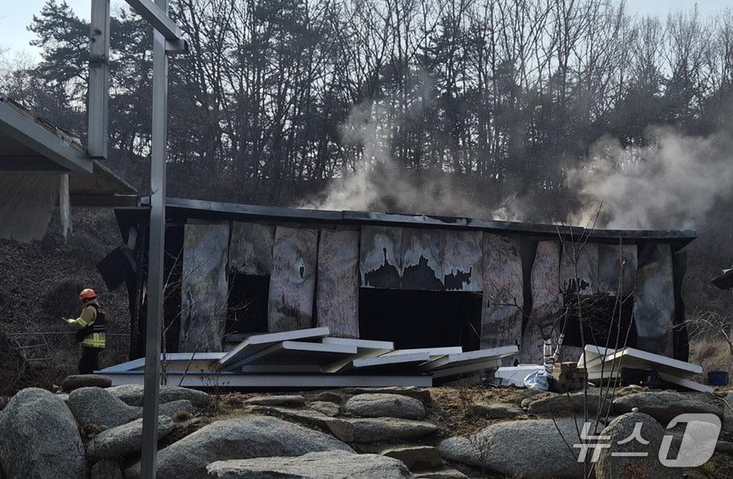 본문 이미지 - 10일 오후 2시 48분쯤 경북 영주시 문수면 창고 신축 공사 현장에서 불이나 진화 대원들이 불을 끄고 있다.(경북소방본부 제공. 재판매 및 DB 금지)2026.3.11/뉴스1