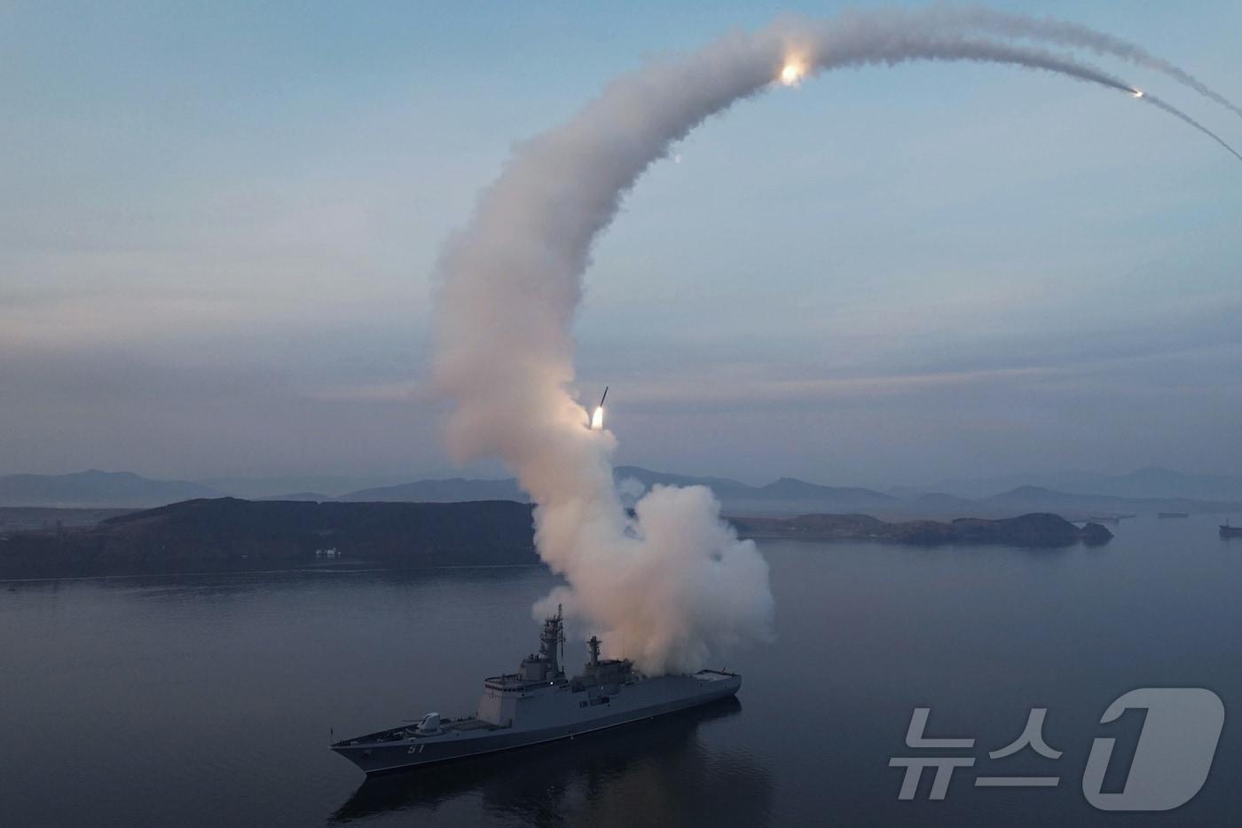 본문 이미지 - (평양 노동신문=뉴스1) = 북한 노동당 기관지 노동신문은 "10일 구축함 최현호에서 전략순항미사일시험발사가 또다시 진행됐다＂고 11일 밝혔다. 김정은 당 총비서와 그의 딸 주애는 화상방식으로 시험발사를 지켜봤다. [국내에서만 사용가능. 재배포 금지. DB 금지. For Use Only in the Republic of Korea. Redistribution Prohibited] rodongphoto@news1.kr