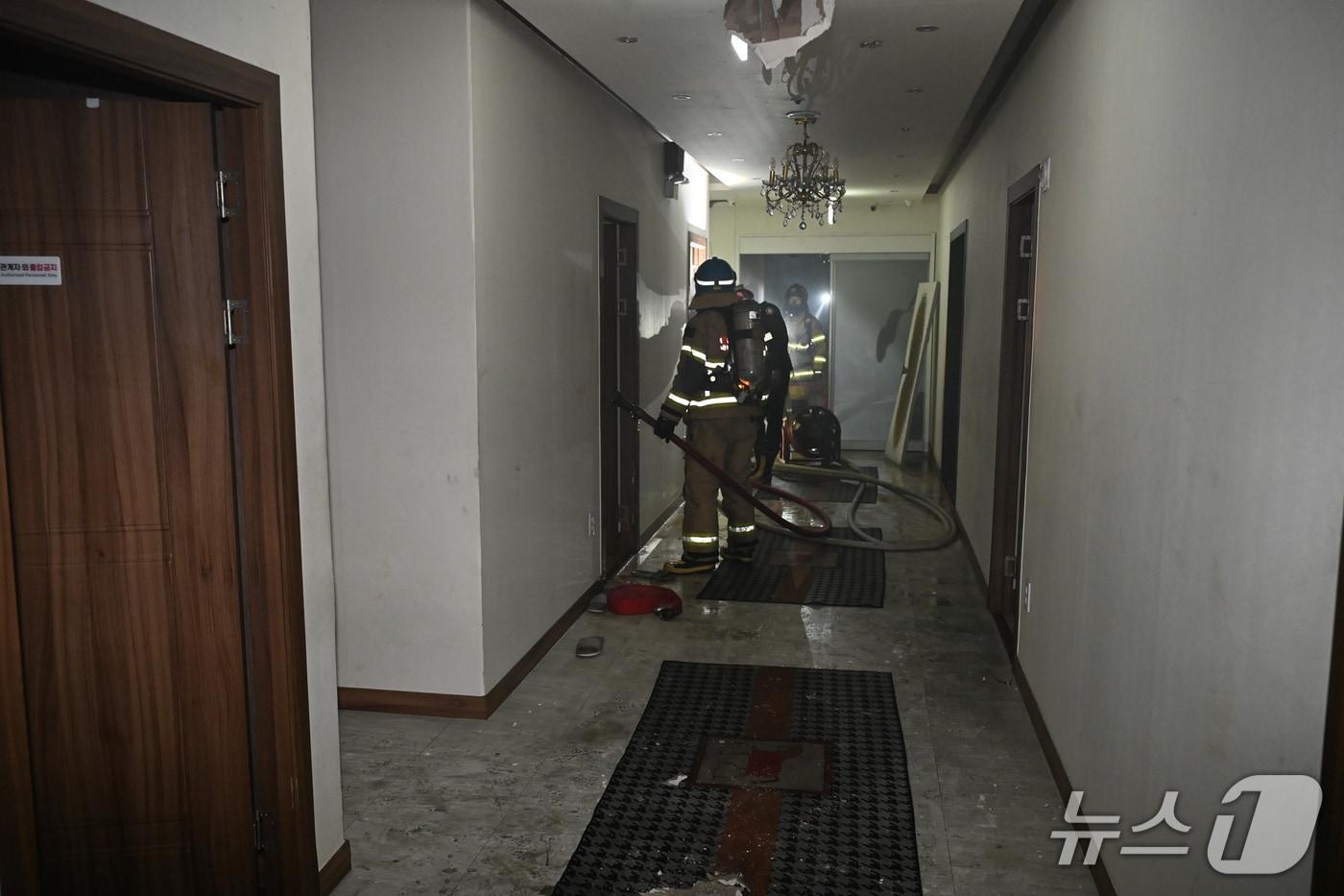 본문 이미지 - 10일 오후 5시19분께 대전 유성구 대학로의 한 마사지스파업소에서 불이 나 4명이 구조되고 28명이 대피했다.(대전소방본부 제공) /뉴스1