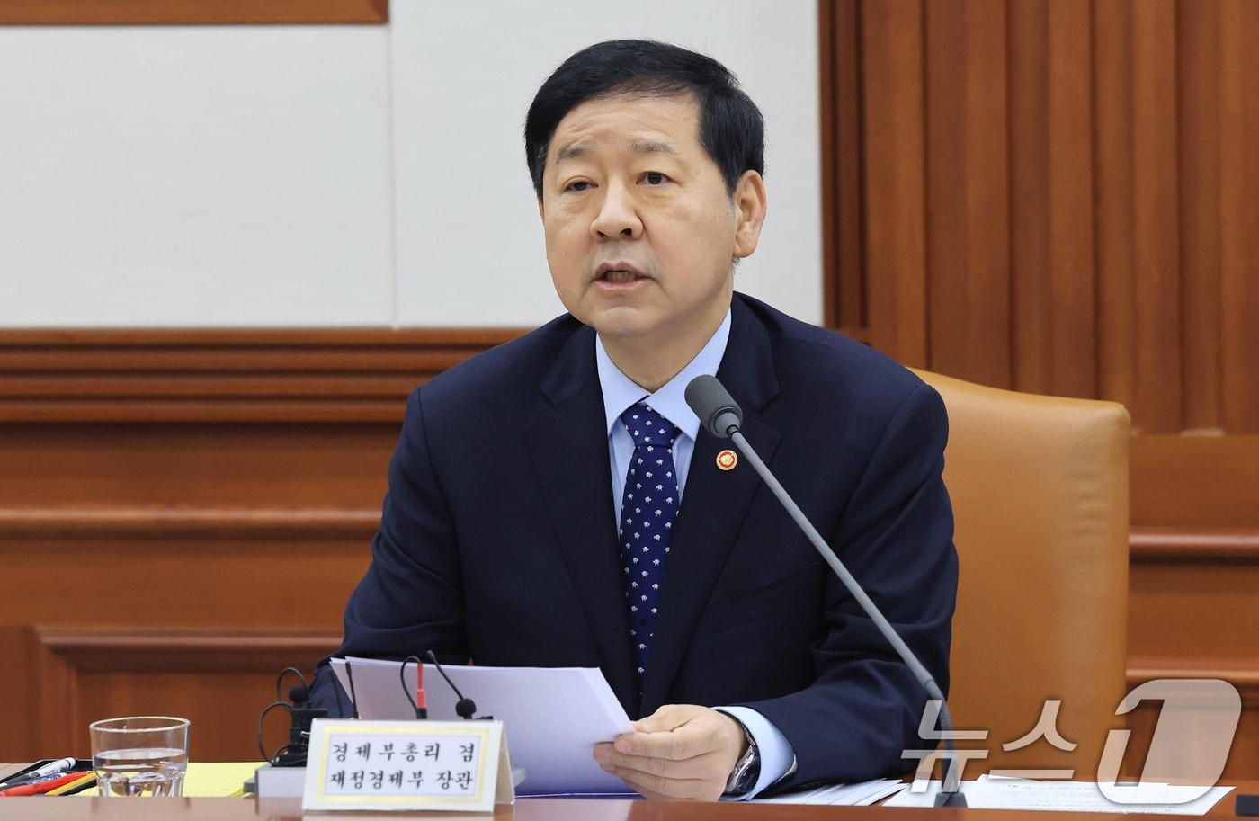 본문 이미지 - 구윤철 부총리 겸 재정경제부 장관이 11일 서울 종로구 정부서울청사에서 열린 비상경제장관회의에서 모두발언을 하고 있다. 2026.3.11 ⓒ 뉴스1 임세영 기자