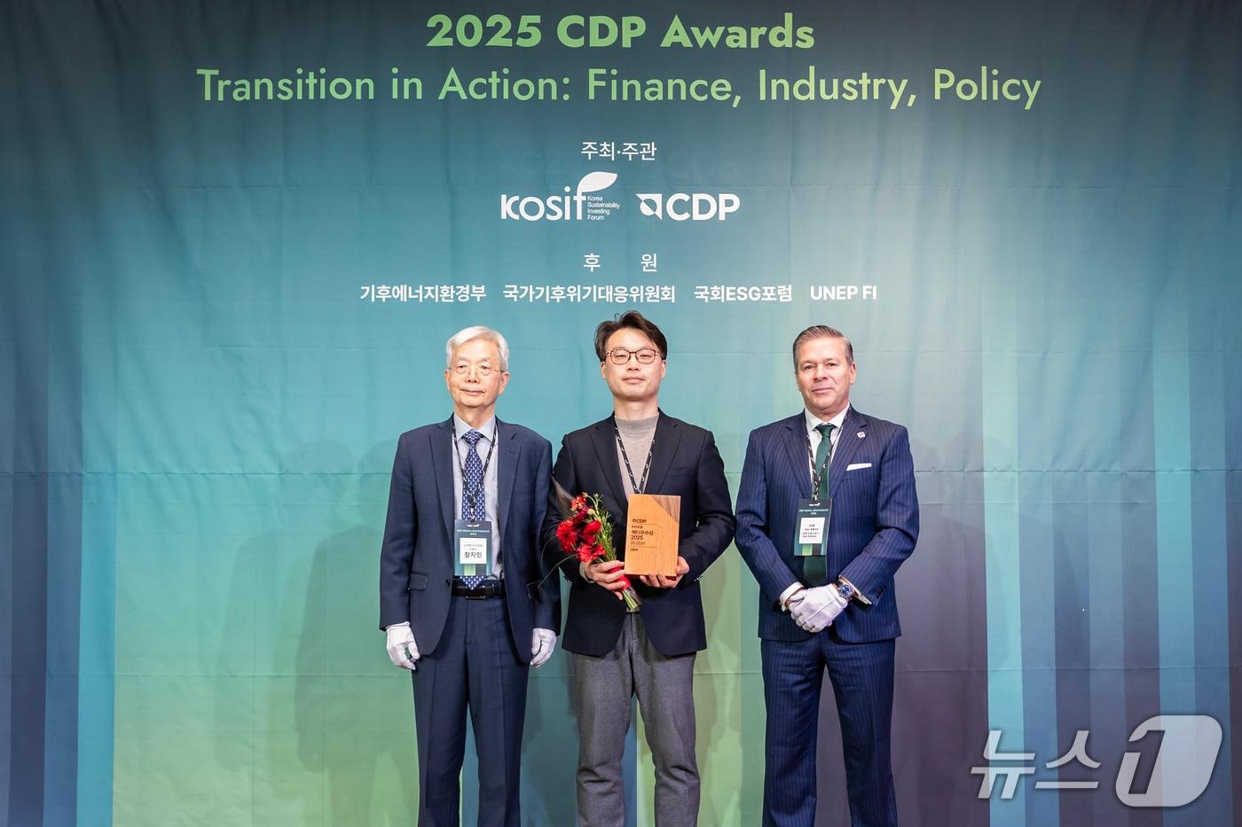 본문 이미지 - 2025 CDP 코리아 어워즈에서 장지인 CDP 한국위원회 위원장(왼쪽)과 호세 오르도네스 CDP APAC 총괄 대표(오른쪽), 신경훈 현대로템 지속가능경영팀장(가운데)이 지난 10일 수상 후 기념촬영을 하고 있다.(현대로템 제공)