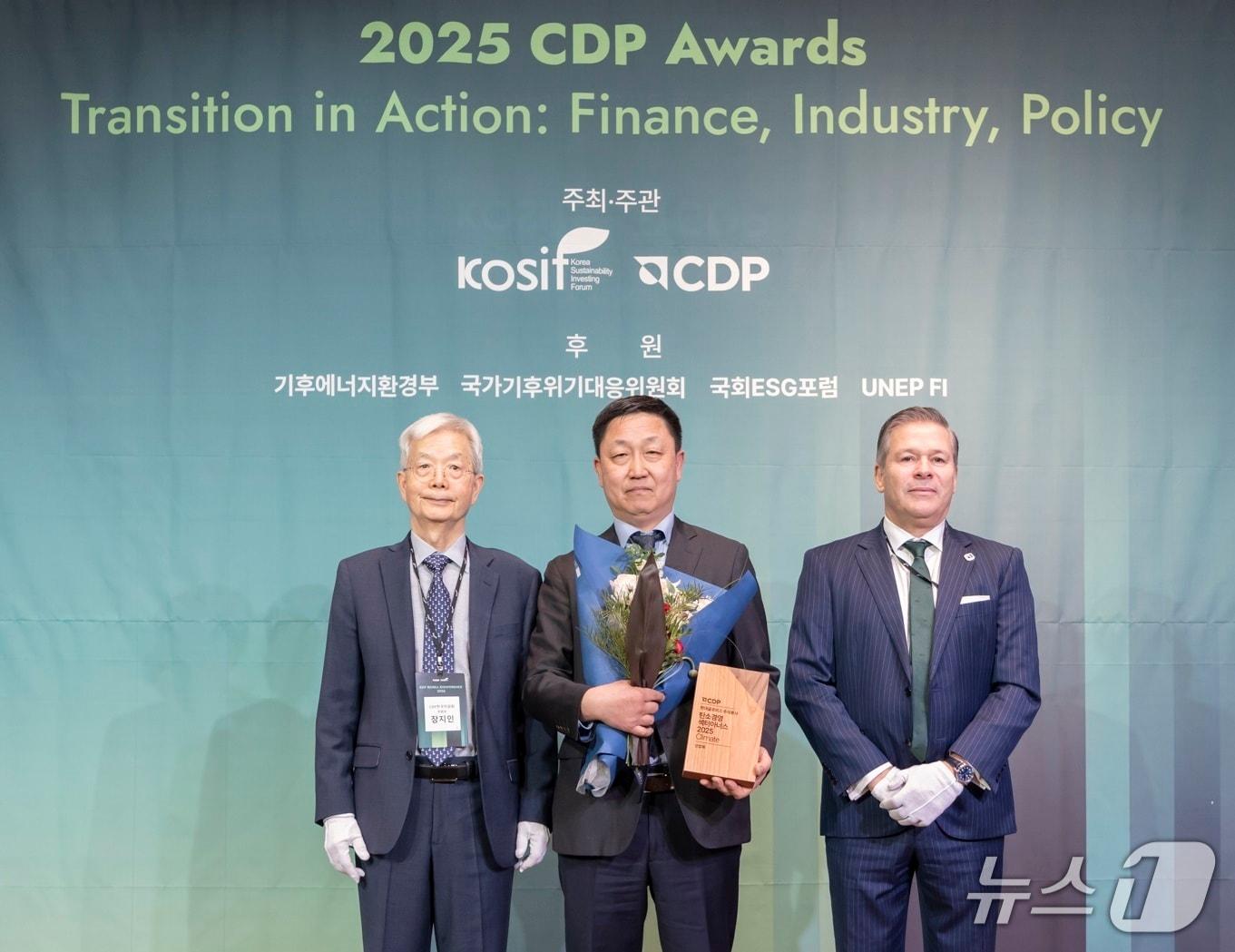 본문 이미지 - 김일환 현대글로비스 안전환경센터 상무(가운데)가 10일 앰배서더 서울 풀만 호텔에서 열린 '2025 CDP 코리아 어워즈' 시상식에서 산업재 부문 '탄소경영 섹터 아너스'를 수상하고 기념촬영을 하고 있다.(현대글로비스 제공) 2026.3.11/뉴스1
