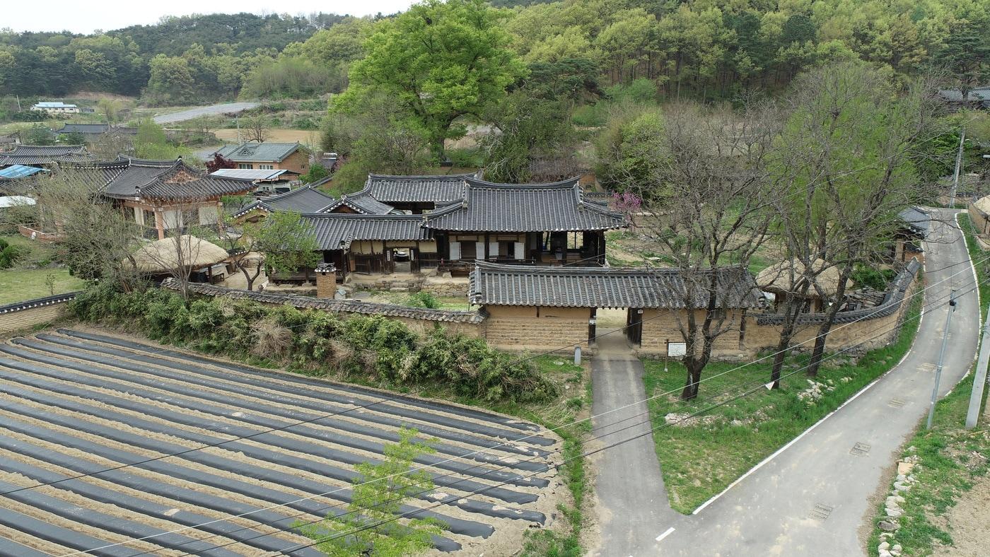 본문 이미지 - '안동 학남고택' 정면 항공사진 원경(국가유산청 제공)