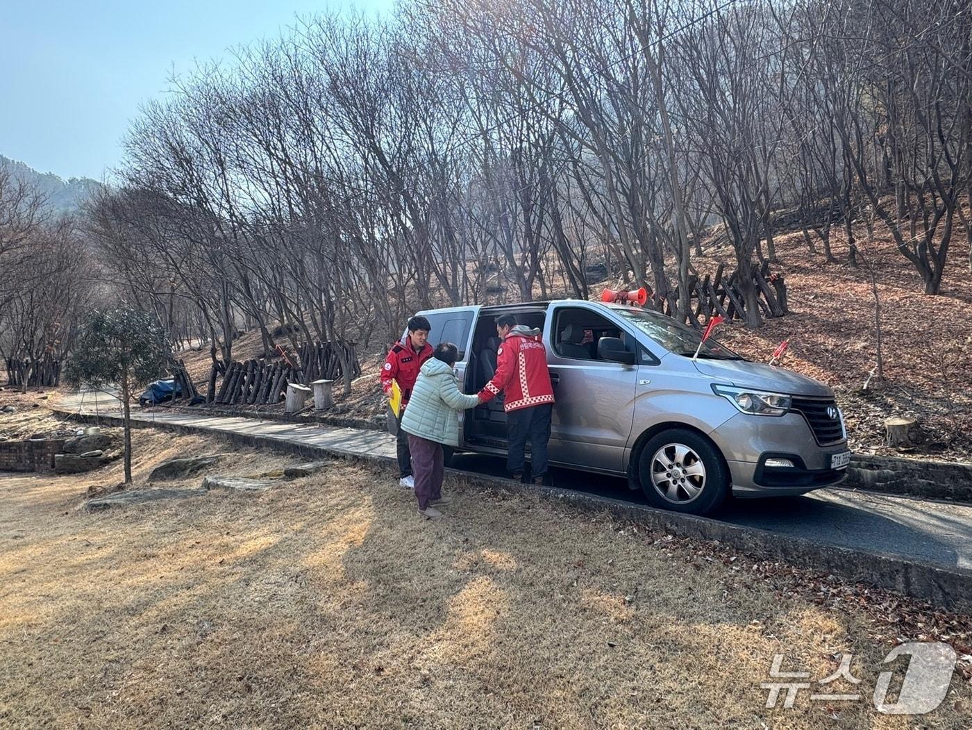 본문 이미지 -  남부지방산림청이 10일 경북 울진군 금강송면에서 산불 발생 상황을 가정한 주민 대피훈련을 실시했다.(남부지방산림청 제공, 재판매 및 DB금지) 2026.3.11/뉴스1
