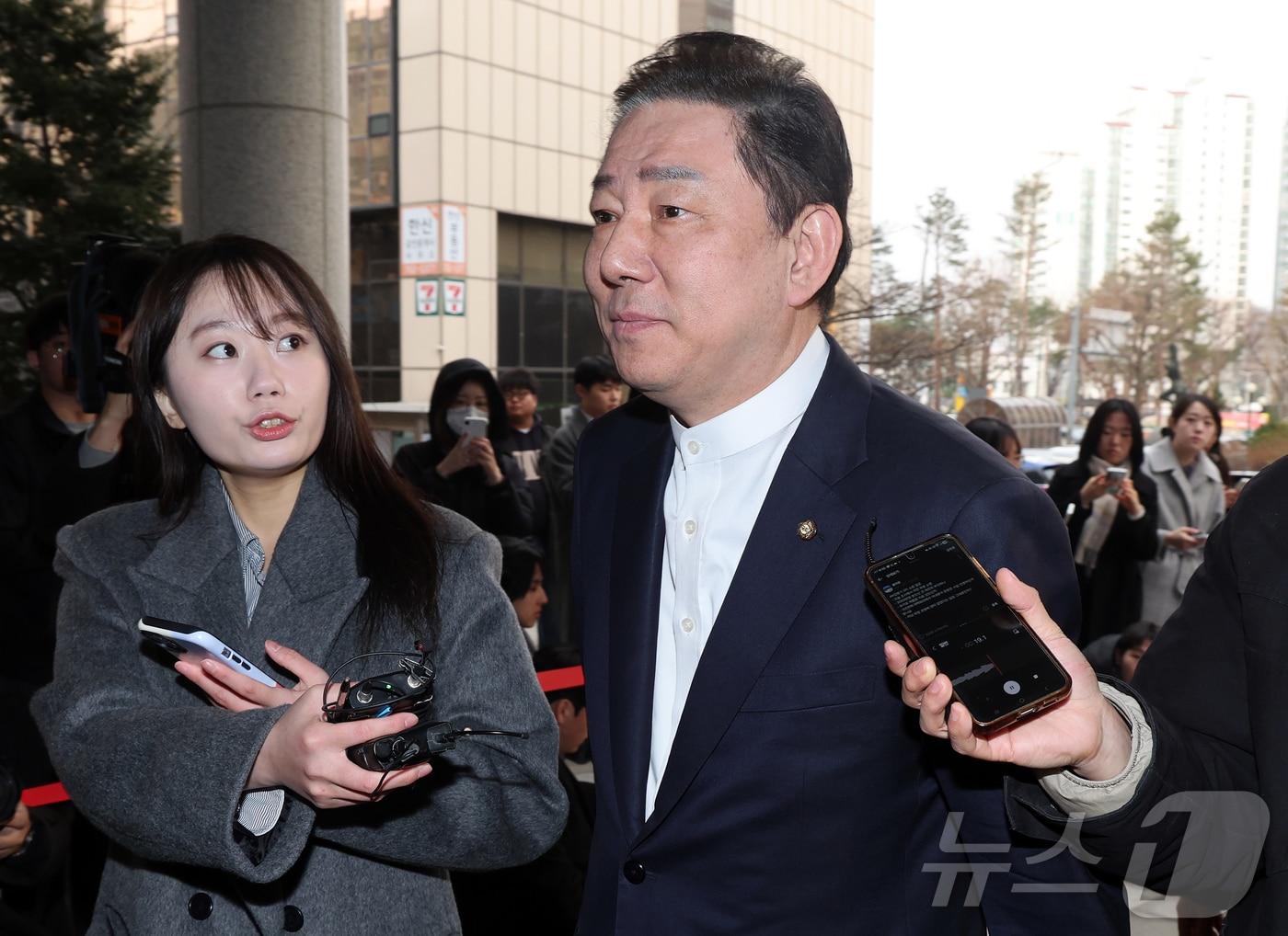 본문 이미지 - 김병기 무소속 의원이 11일 오전 오전 마포구 서울경찰청 공공범죄수사대에서 공천헌금 수수 등 13개 의혹과 관련 피의자 신분으로 3차 조사를 받기 위해 출석하고 있다. 2026.3.11 ⓒ 뉴스1 김진환 기자