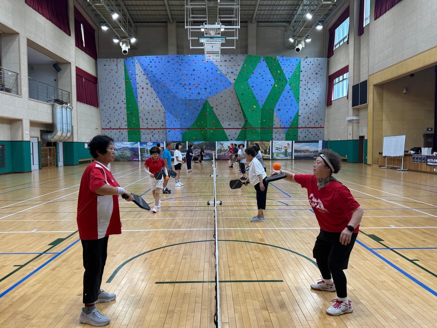 본문 이미지 - 어르신 스포츠강좌 프로그램. (대한체육회 제공)