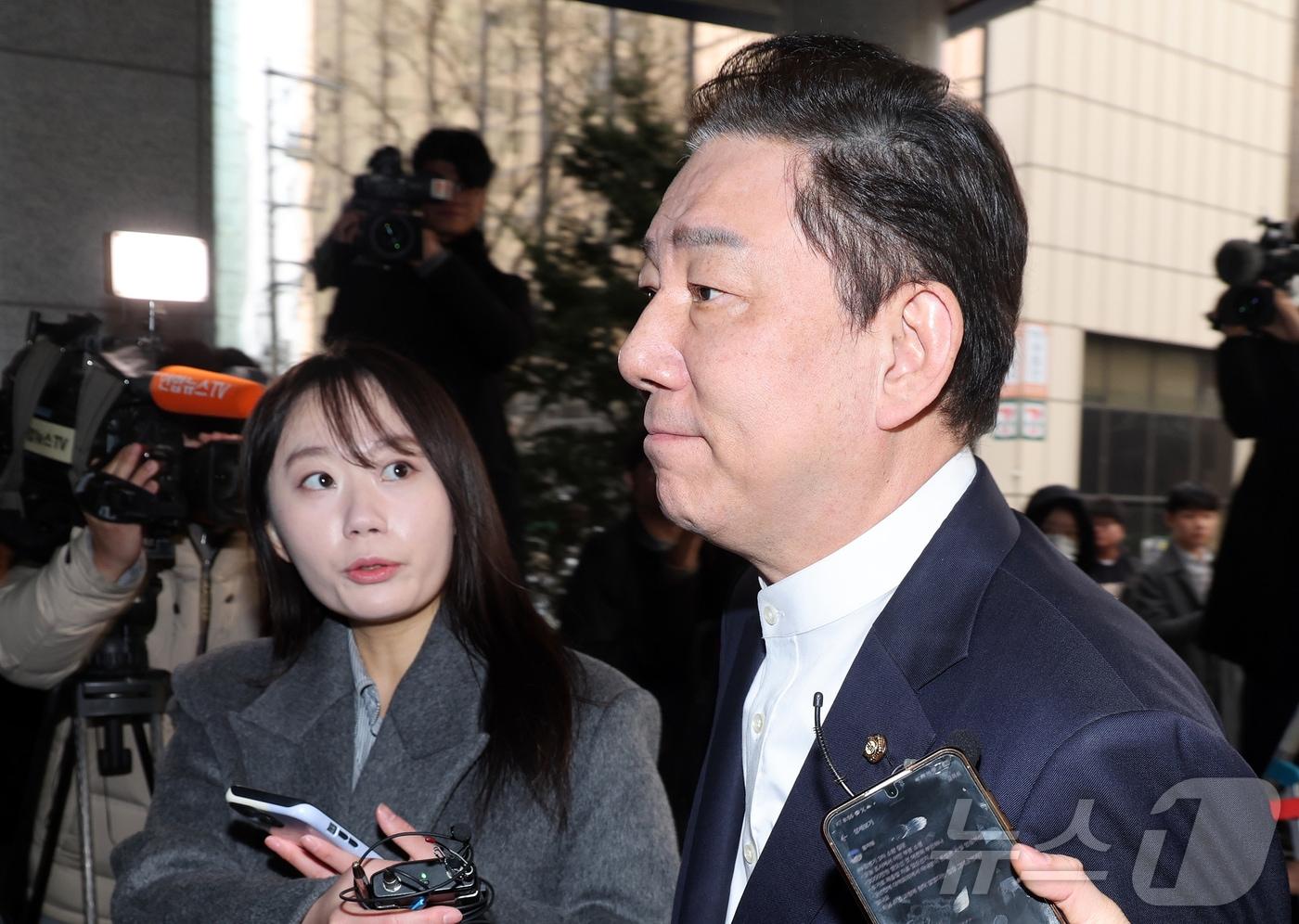 본문 이미지 - 김병기 무소속 의원이 11일 오전 마포구 서울경찰청 공공범죄수사대에서 공천헌금 수수 등 13개 의혹과 관련 피의자 신분으로 3차 조사를 받기 위해 출석하고 있다. 2026.3.11 ⓒ 뉴스1 김진환 기자