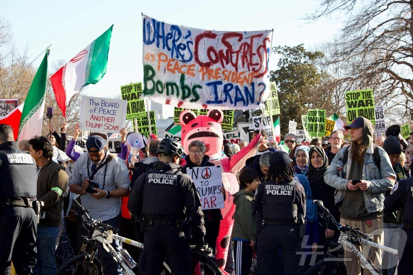 본문 이미지 - 미국 경찰이 미국 백악관 앞에 모여든 이란과의 전쟁에 반대하는 시위대를 막고 있다. 2026.3.7. ⓒ 뉴스1 ⓒ AFP=뉴스1