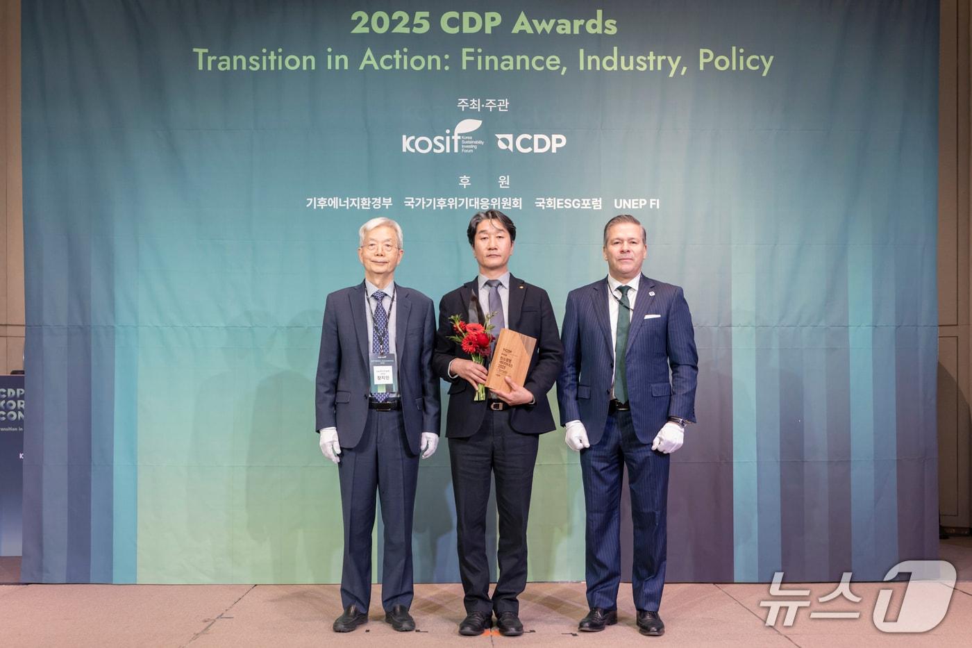 본문 이미지 - 지난 10일 서울 중구 앰배서더 서울 풀만 호텔에서 열린 '2025 CDP 코리아 어워드'에서 김남욱 ㈜한화 ESG협의체 환경경영모듈장(가운데)이 기념촬영을 하고 있다(한화 제공) 2026.3.11/뉴스1