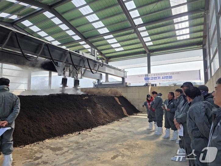 본문 이미지 - 퇴비교반기 시연회.(양구군 제공. 재판매 및 DB금지)/뉴스1